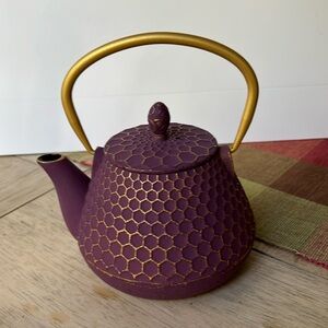 Vintage Gracious Home Honeycomb Cast Iron Teapot